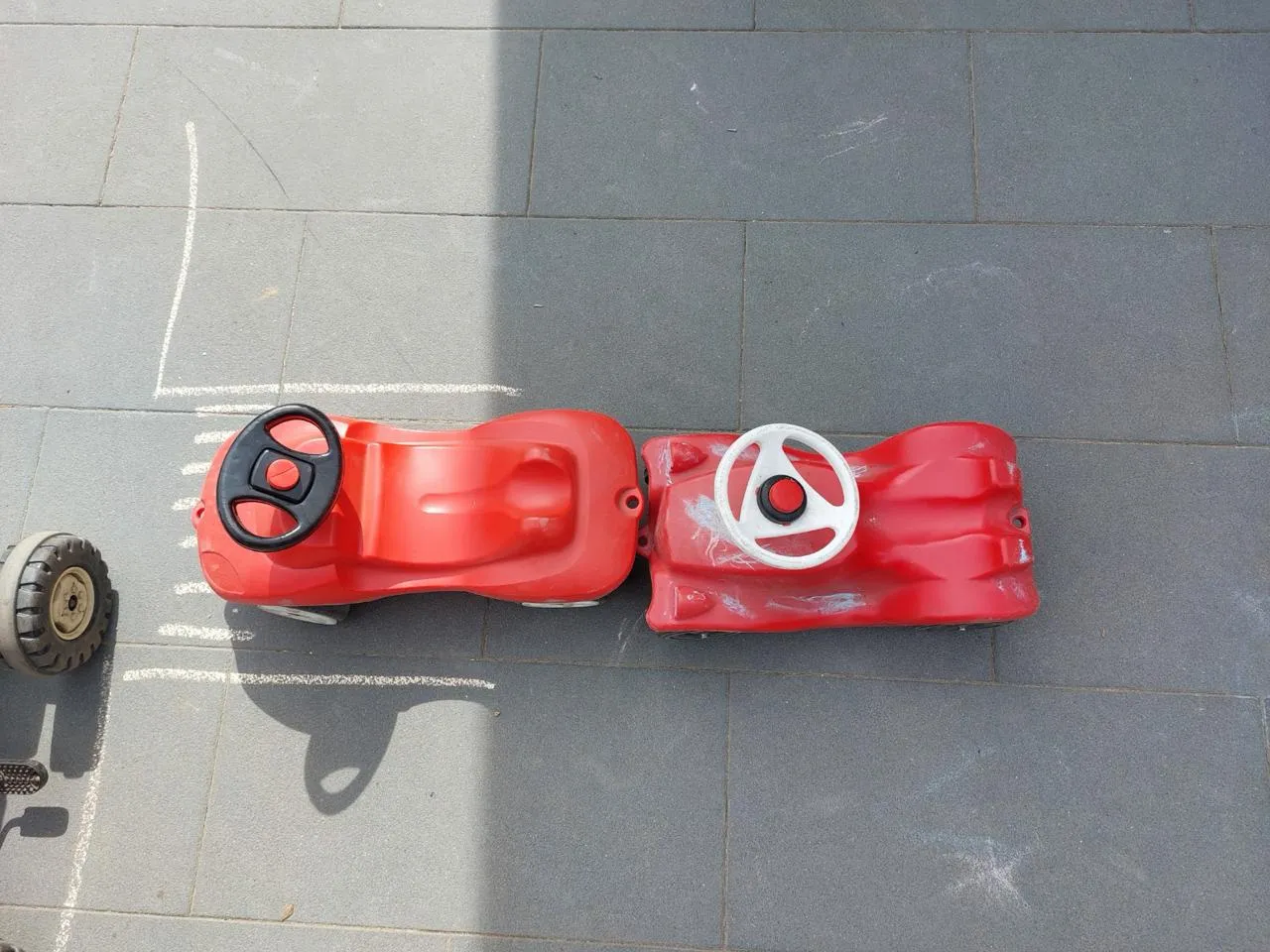 Zwei Spielzeugautos dicht hintereinander nach einem Auffahrunfall