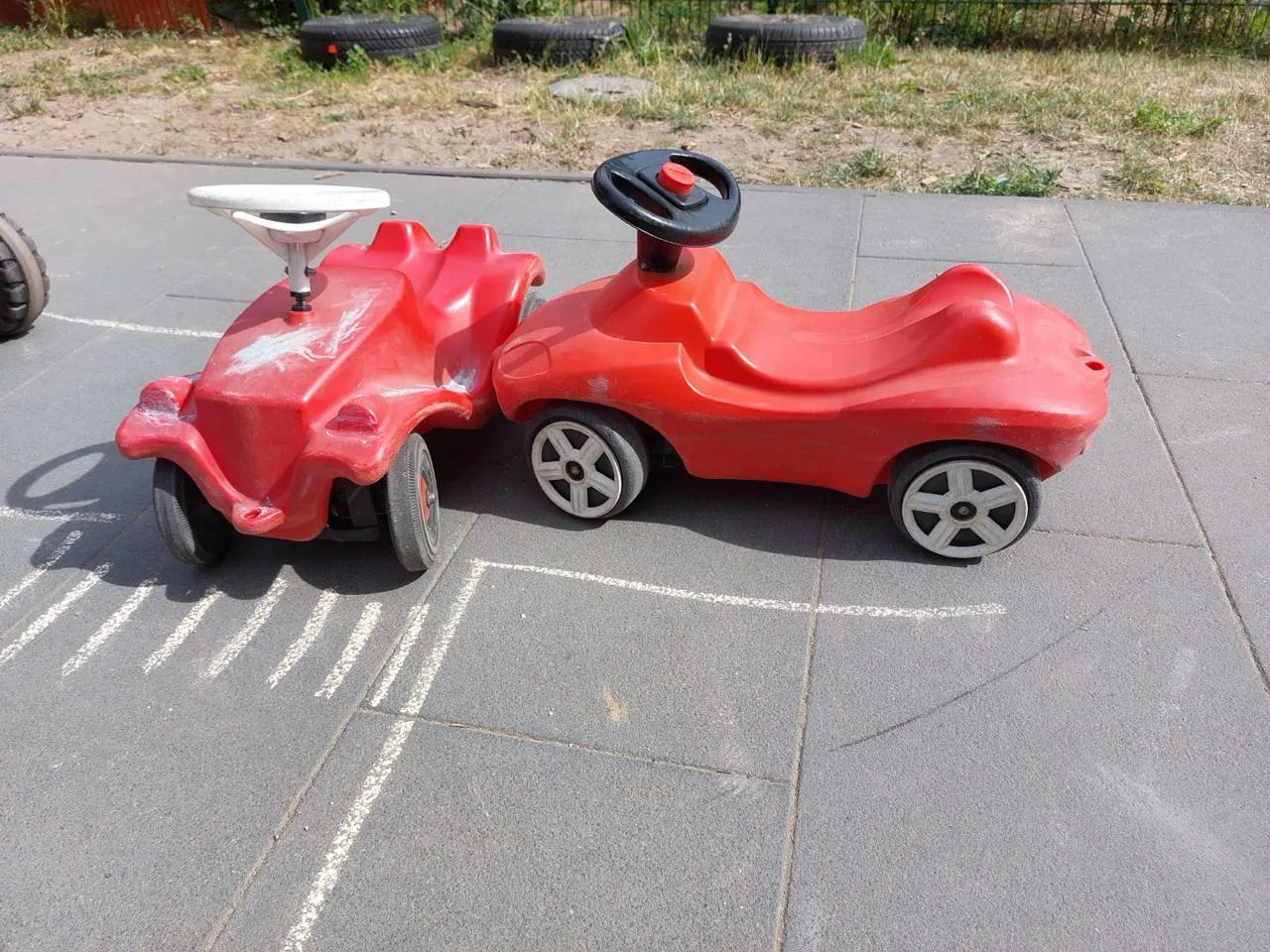 Ein Spielzeugauto ist auf ein anderes aufgefahren