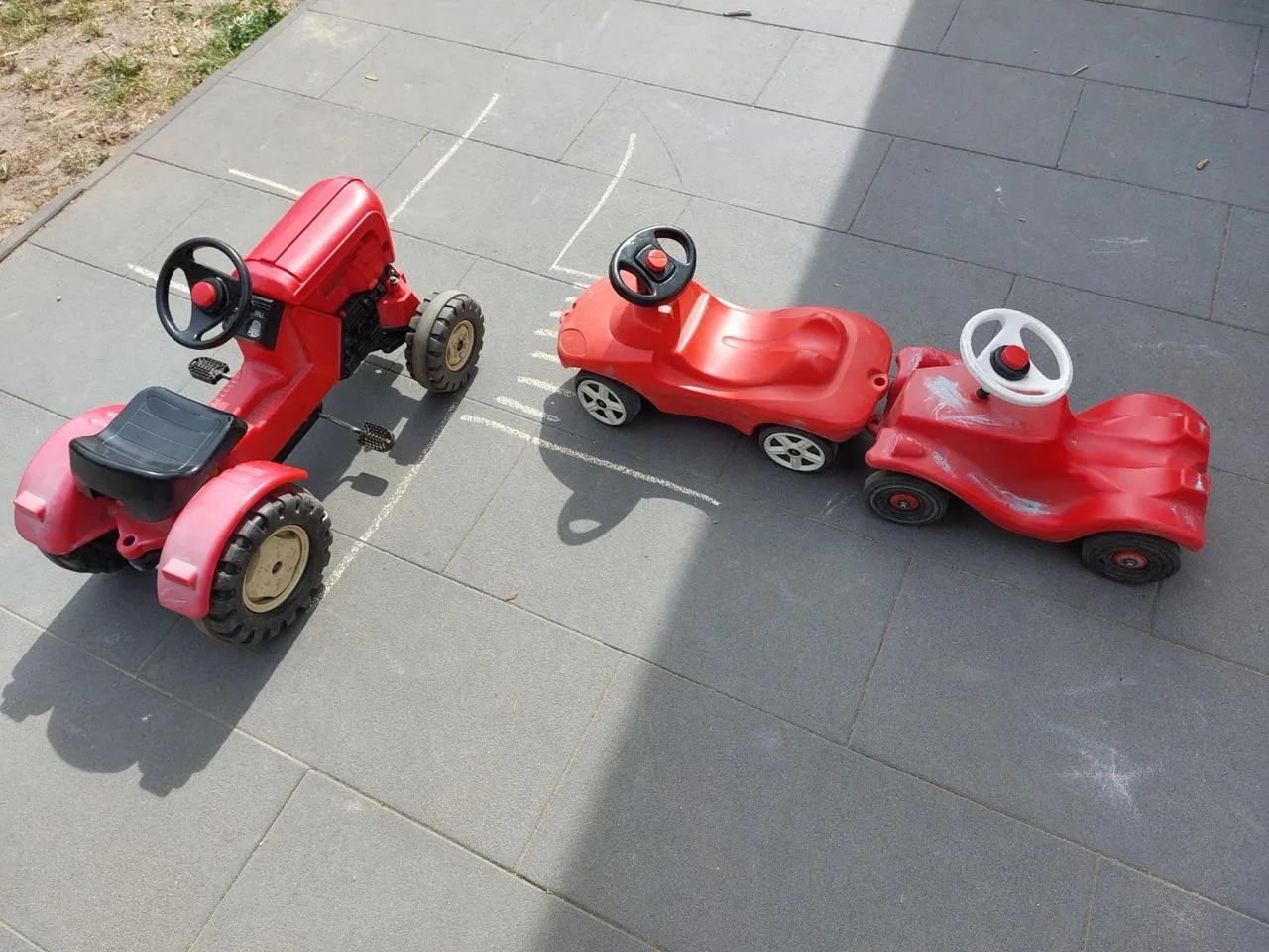 Drei Spielzeugfahrzeuge nach einem Auffahrunfall in einer Reihe
