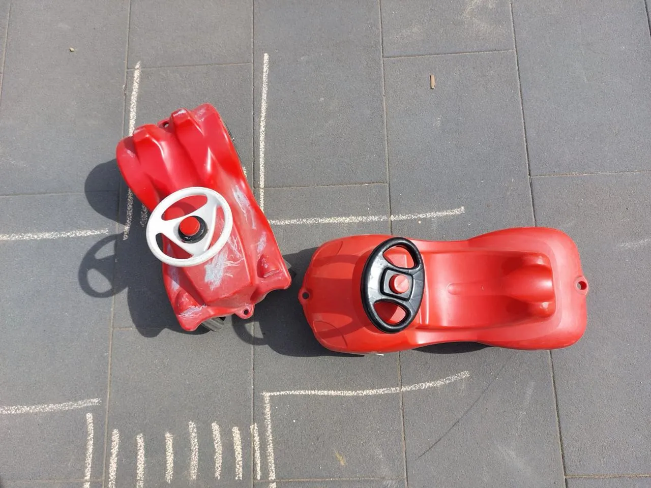 Zwei Spielzeugautos, eines ist beim Einparken in die Seite des anderen gefahren