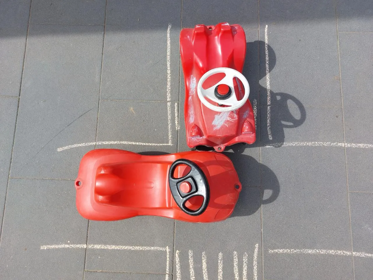Spielzeugautos nach einem Zusammenstoß an einer Kreidekreuzung