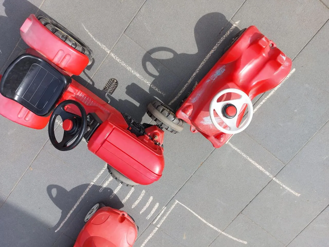 Ein Spielzeugtraktor ist seitlich in ein Spielzeugauto gefahren